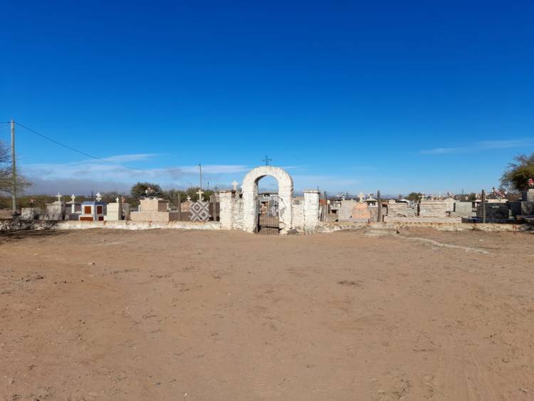 Villa Casana: limpieza y mantenimiento del cementerio local