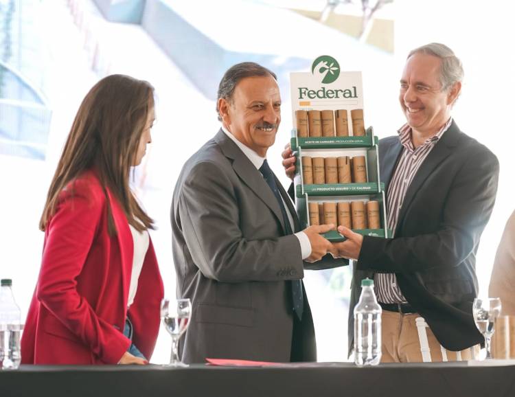El gobernador Ricardo Quintela presentó “Federal”, el primer aceite de cannabis medicinal íntegramente producido en La Rioja