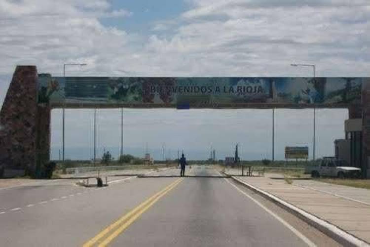 Entre La Ríoja y Córdoba: Evadieron un control, la policía los persiguió y los alcanzó cerca de Serrezuela