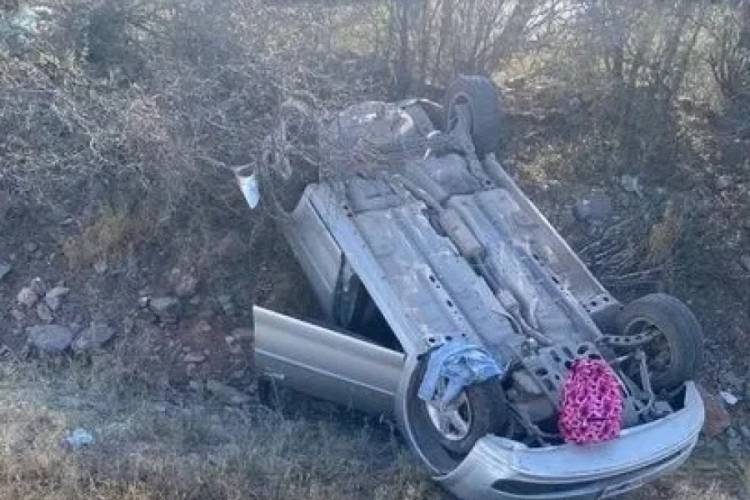 Mujer de 33 años volcó con su auto en cercanías a Olta