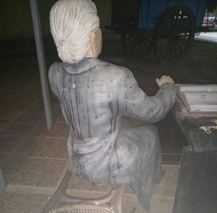 Intentaron robar la estatua de Rosario Vera Peñaloza en Chepes