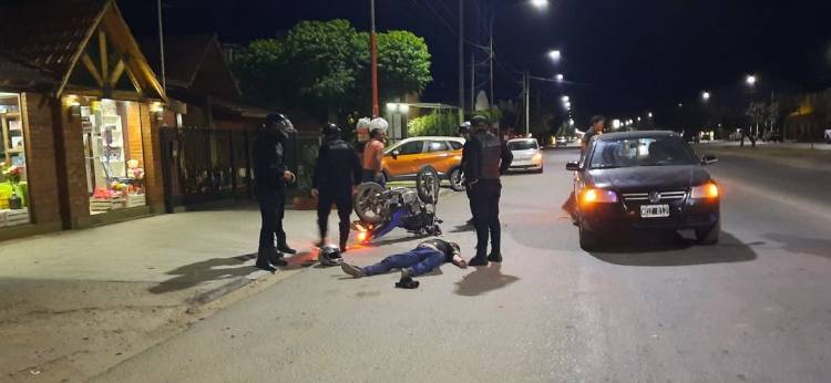 Chepes: motociclista impacta en parte trasera de un automóvil