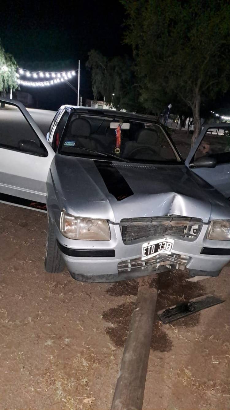 Ambil: Un conductor perdió el control de su auto y chocó contra un poste de luz