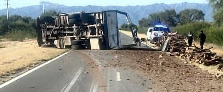 Chamical: Un camión volcó por Ruta Nacional N°79