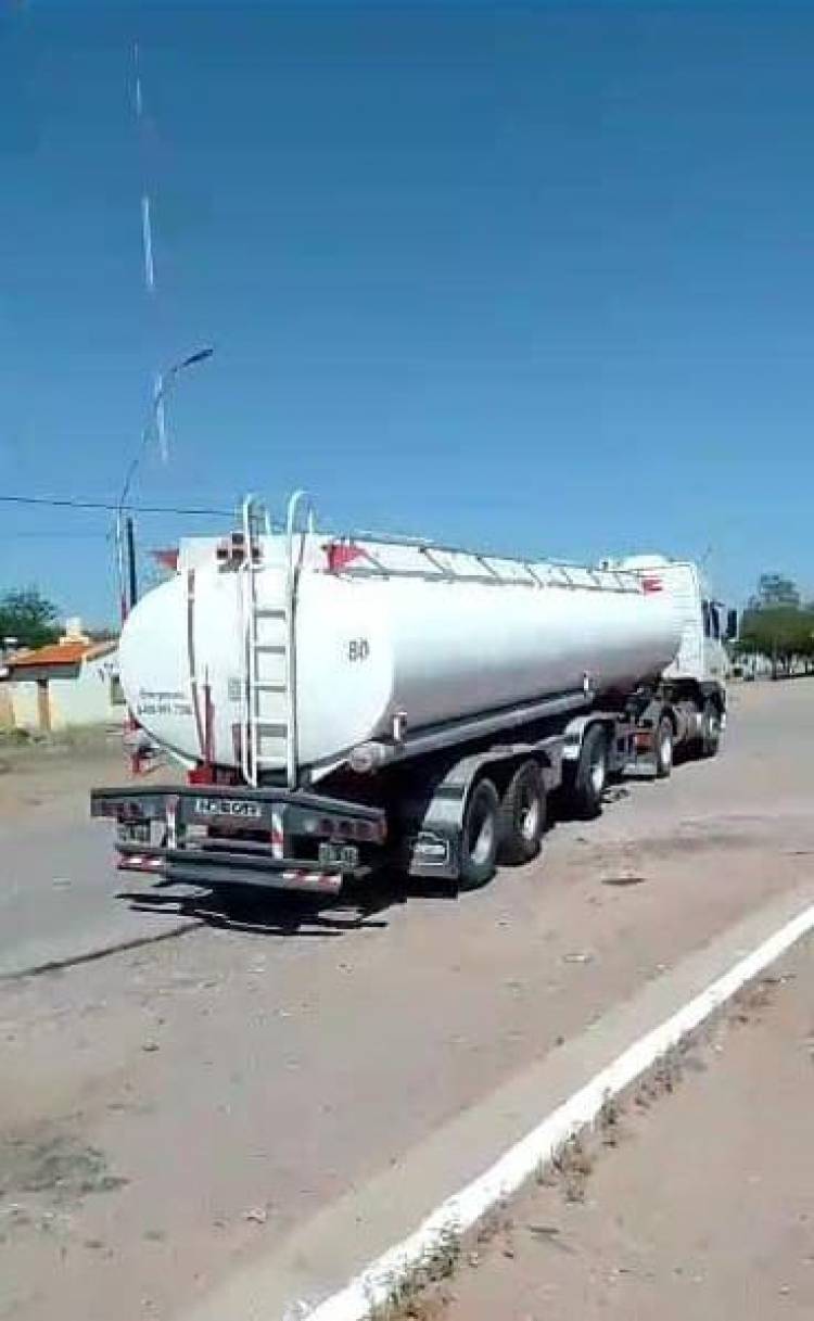 El Gobierno provincial entregó un camión cisterna para asistir con agua potable a Portezuelo y Malanzán