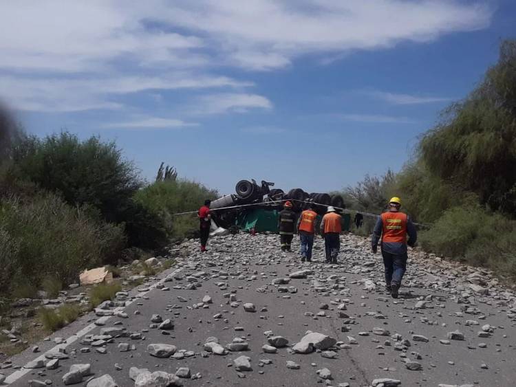 Un camión que viajaba desde La Rioja perdió las ruedas y volcó en Caucete