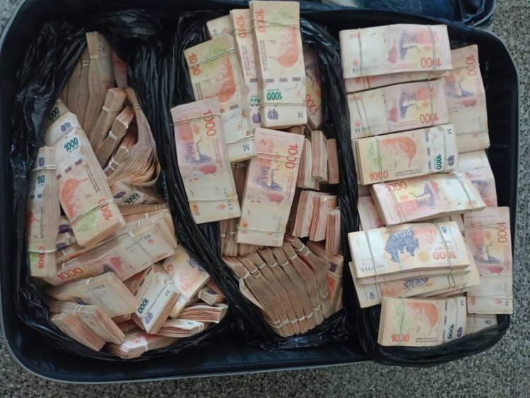 Viajaba desde Jujuy trasladando una valija con más de 38 millones de pesos en efectivo