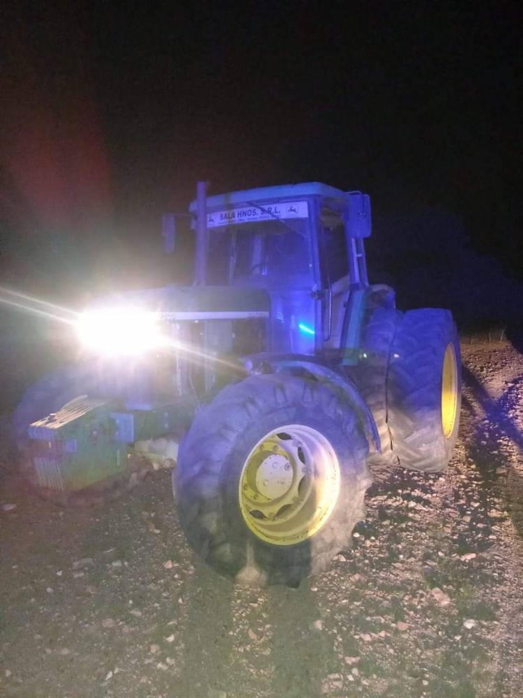 Chamical: Demoran a un joven que manejaba un tractor de dudosa procedencia