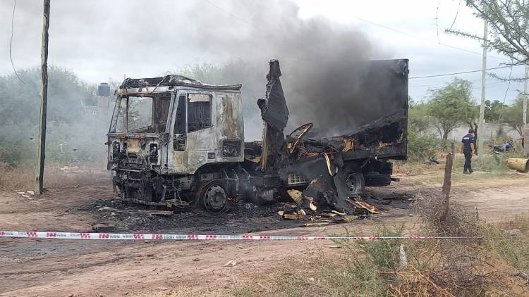 Se reportaron importantes daños materiales al quemarse un camión en Chepes