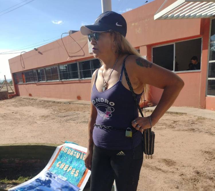 Chepes: Una mujer se encadenó en la municipalidad reclamando por la falta de agua