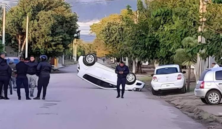 Chamical: chocó un auto estacionado y termino volcando