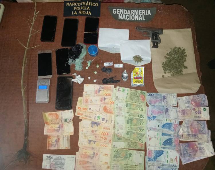 La policía y Gendarmería Nacional secuestraron estupefacientes, dinero en efectivo, elementos de valor, y detuvieron a 20 personas