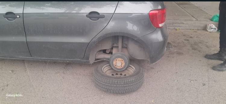 Dejó estacionado su auto en la vereda y le robaron las ruedas