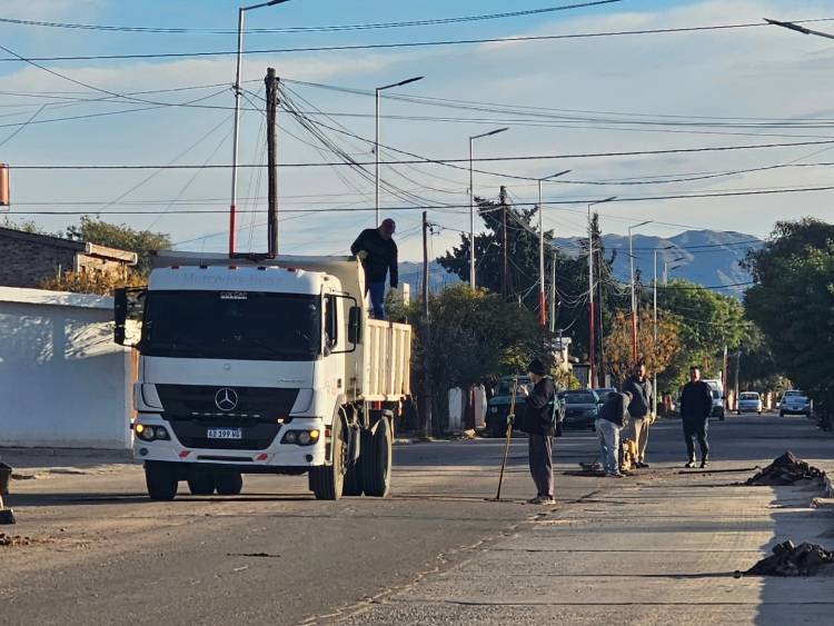 Chepes: bacheo y mantenimiento de calles en Av. Belgrano y 9 de Julio