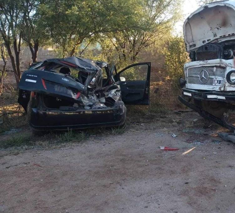 Milagro: Producto de un choque entre un auto y un camión, una mujer perdió la vida