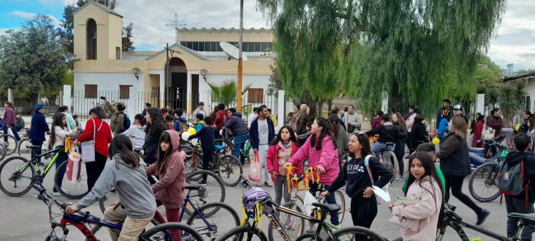 Chepes: Bicicleteada de niños de catequesis de la parroquia local