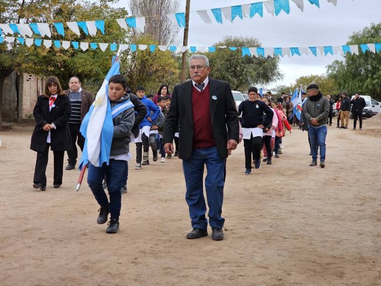 Acto central y desfile por el 25 de mayo en Villa Casana