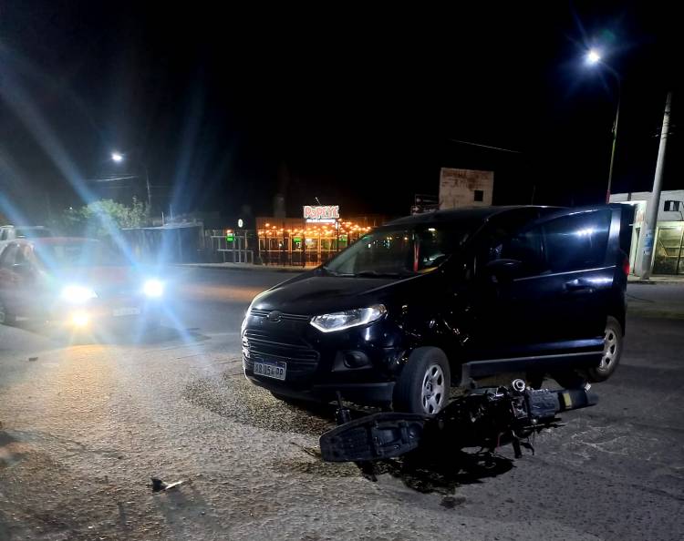 Accidente sobre Avenida San Martín entre motociclista y una camioneta