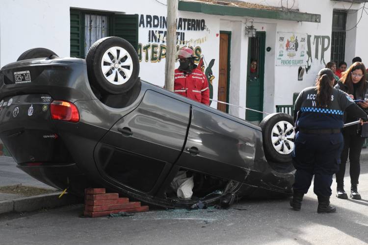 Conductor protagonizó impactante vuelco en el centro de la ciudad