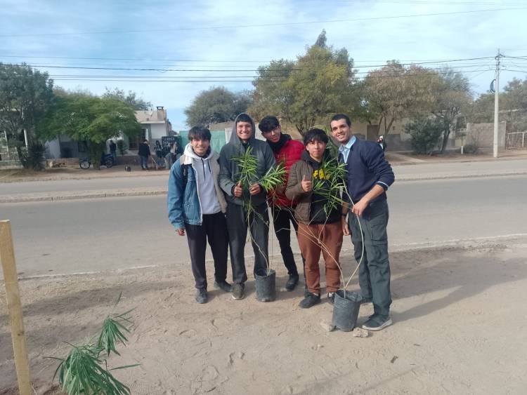 “Plantar es futuro y cuidar nuestro hogar” escuelas secundarias y comunidad del sector sur plantaron árboles