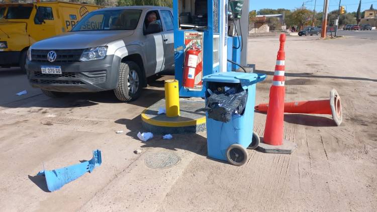 Chepes: Chocó un surtidor de estación de servicio y se fugó