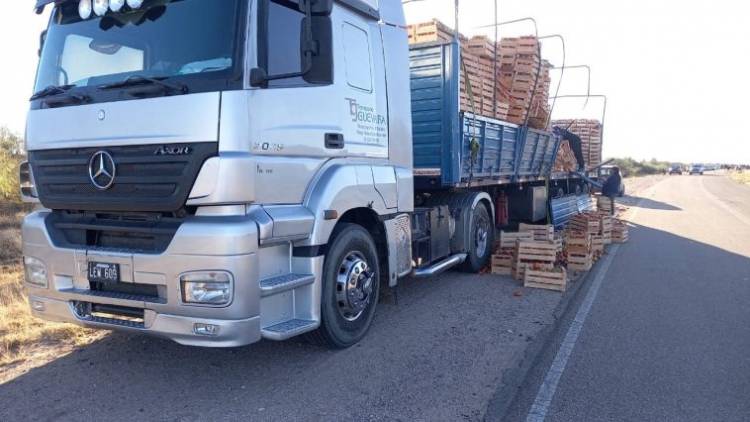 Chepes: se le abrió la compuerta a un camión y perdió gran cantidad de tomates en la ruta