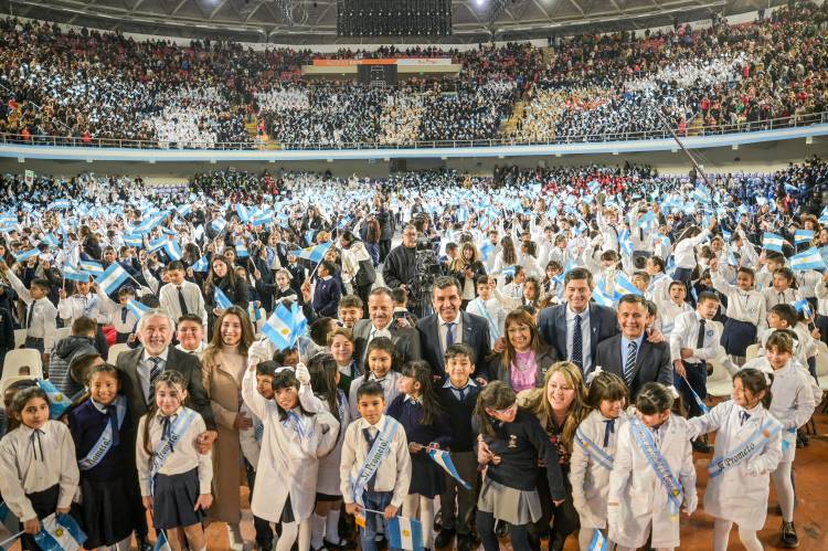 Más de 6.800 estudiantes de 4° grado de toda la provincia prometieron lealtad a la Bandera