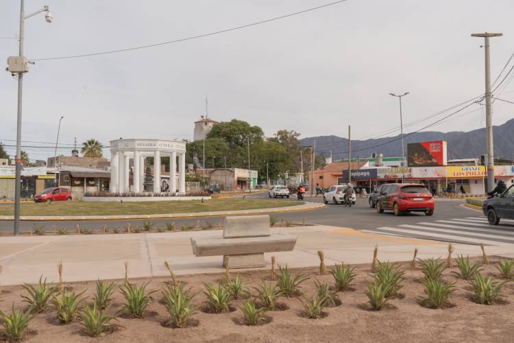 El gobernador junto al intendente habilitaron la obra de puesta en valor de la Llama Votiva 