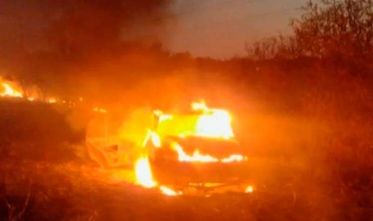 San Luis: un auto que viajaba de La Rioja a San Juan perdio una rueda, descarriló y se prendió fuego