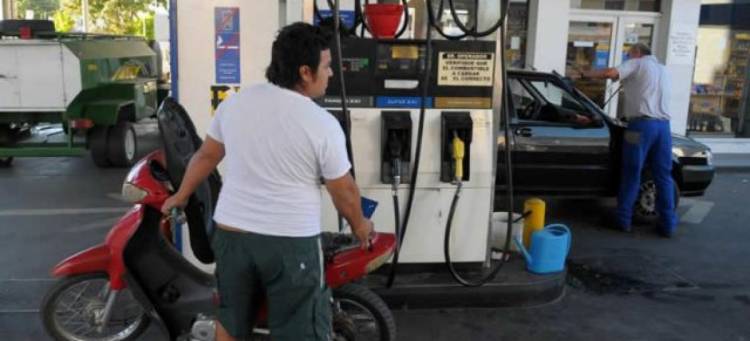 Ya rige la prohibición de vender combustible a vehículos sin patente