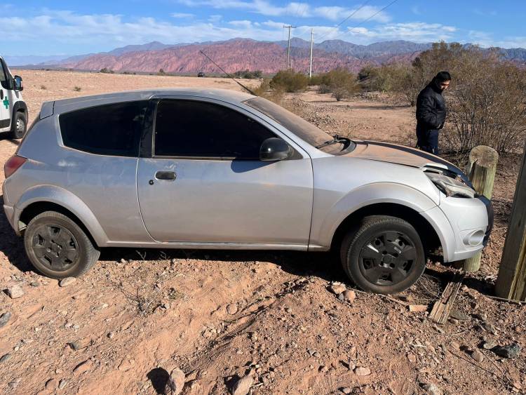 Villa Unión: un auto colisionó contra un poste de tendido eléctrico