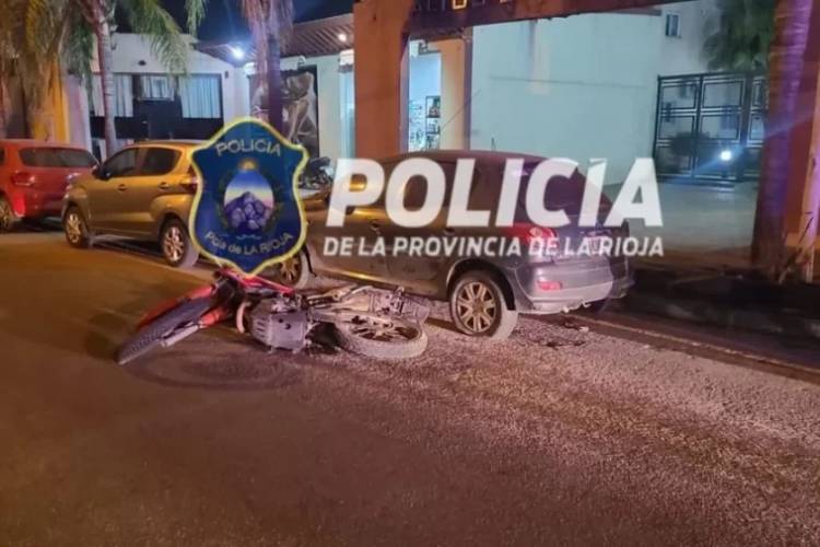 Conductor intentó esquivar un pozo y chocó contra un auto estacionado