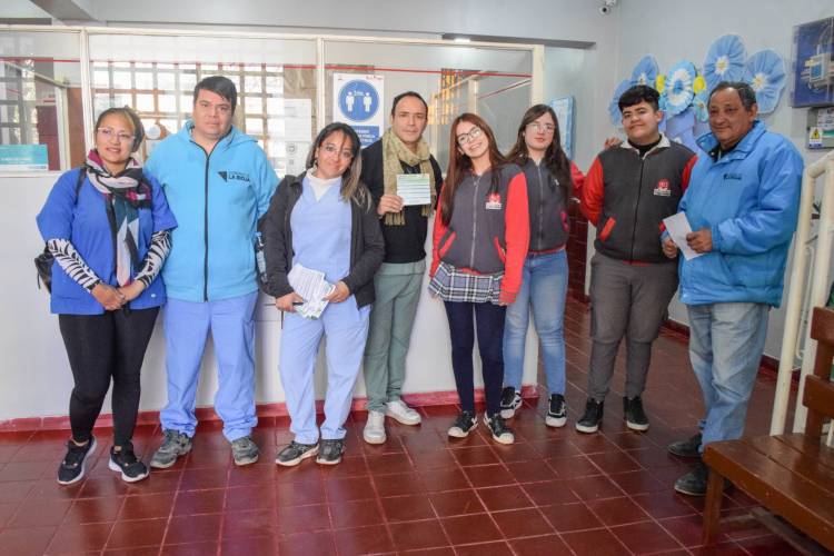 Agentes sanitarios visitan escuelas para informar e inscribir a estudiantes que quieran vacunarse contra el dengue 