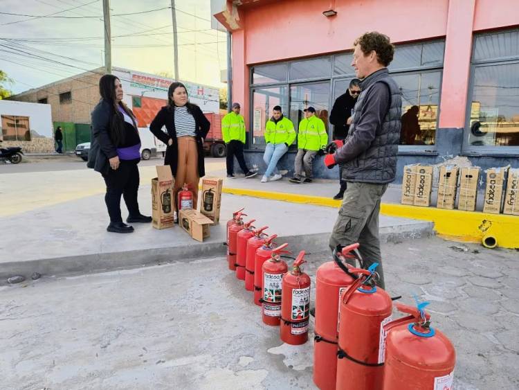 Municipio recargó y adquirió varios extintores