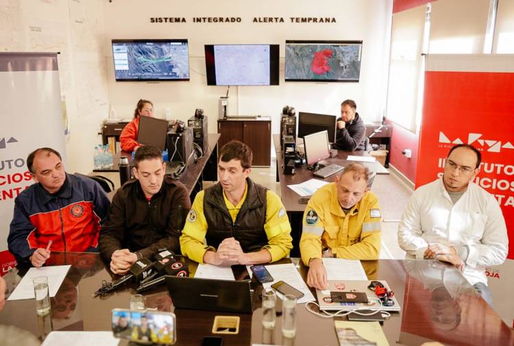 Continúan las tareas operativas para controlar el incendio que afecta parte del Cordón del Velasco