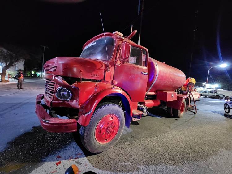 Chepes: chocaron camión de los Bomberos Voluntarios cuando iba a combatir un incendio