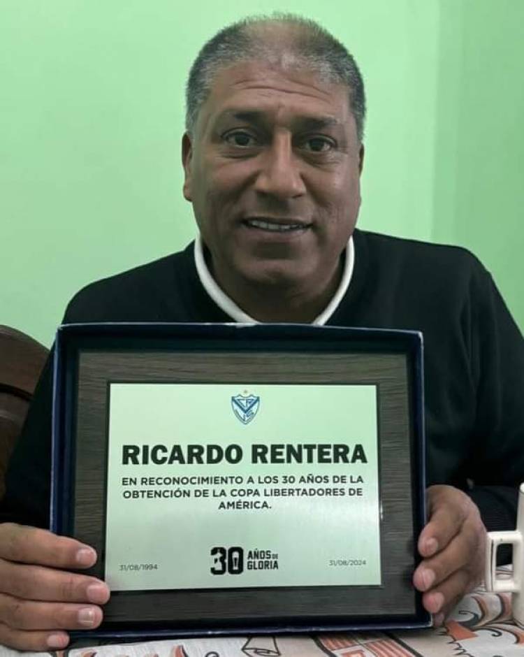 Ricardo Nicolás Rentera oriundo de Desiderio Tello recibió homenaje como campeón de la Libertadores 1994