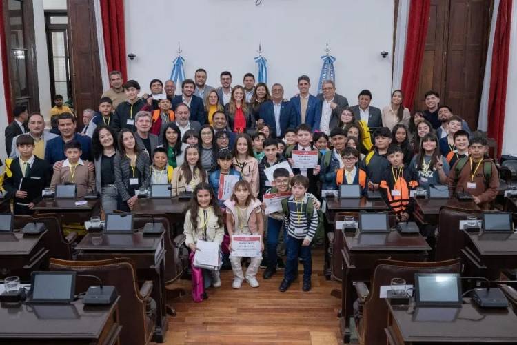 Legislatura Provincial: primera reunión del parlamento de la niñez