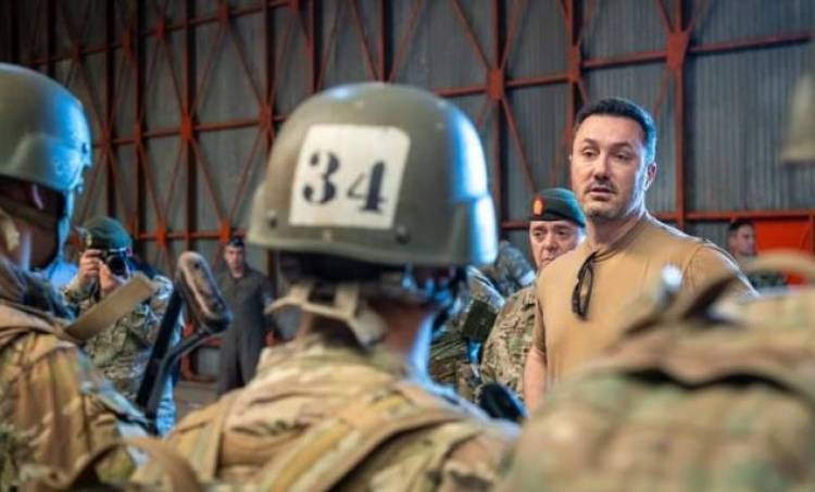 Luis Petri visitó la base aérea de Chamical