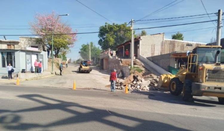 Construyó cocheras en la vereda y la municipalidad las demolió