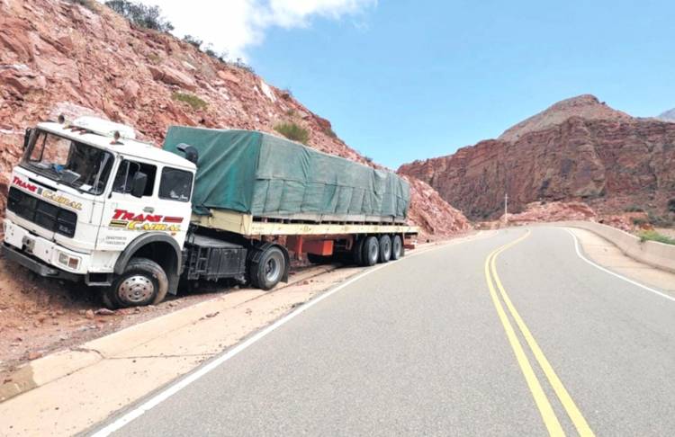 Camión de gran porte impactó contra el pie de un cerro en la Cuesta de Miranda