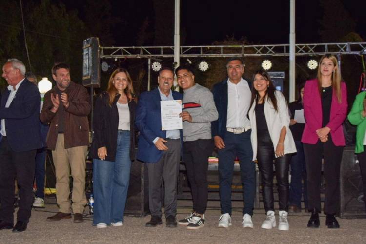 El gobernador Quintela compartió la noche de gala del departamento y renovó su compromiso de trabajar junto al pueblo