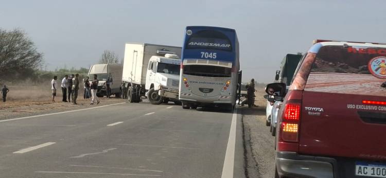 Por la poca visibilidad, un camión de caudales del Banco Rioja, un colectivo y auto colisionaron por Ruta Nacional 38