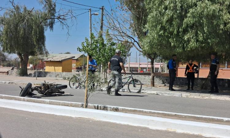 Chepes: moto impactó contra boulevard de la Avenida 9 de Julio