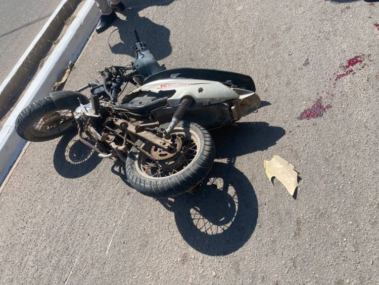 Chepes: moto impactó contra boulevard de la Avenida 9 de Julio