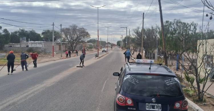 Av. 9 de Julio: trabajos de limpieza y pintura en cordones cuneta