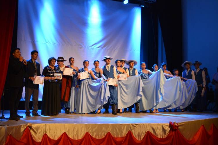 Quedó presentado el cuerpo de baile Amanecer Folklórico en la Noche de gala de la EPET