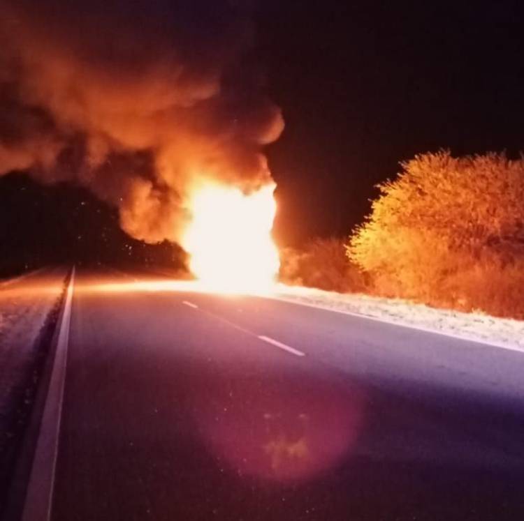 Milagro: Una camioneta se incendio en cercanías de la Terminal de Ómnibus