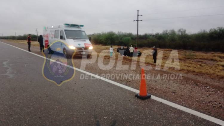 Conductor se durmió mientras conducía, cruzó de carril y terminó volcando