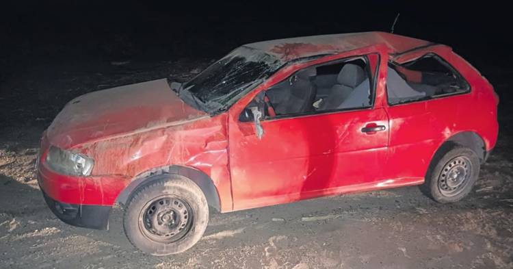 Manejaba alcoholizado, volcó su vehículo y quedó detenido por agredir a la Policía